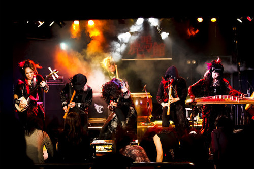 Typical examples of the visual-kei artists are X JAPAN, LUNA SEA and Kuroyume.